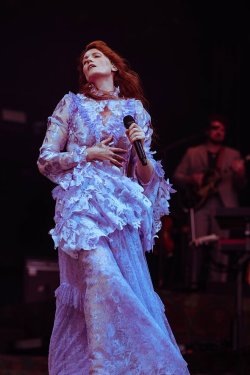 Florence Welch stops singing to give Leeds Festival crowd two orders