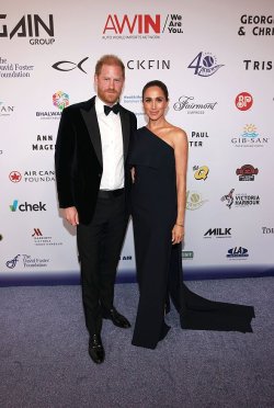 Thomas Markle's desperate message to daughter Meghan ahead of UK move - 'hurt and upset'