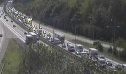 M1 traffic LIVE: Vehicles stopped and 70min delays after huge crash near Loughborough