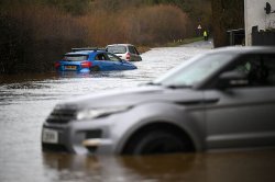 UK drivers issued morning commute warning as 80mph winds to batter roads